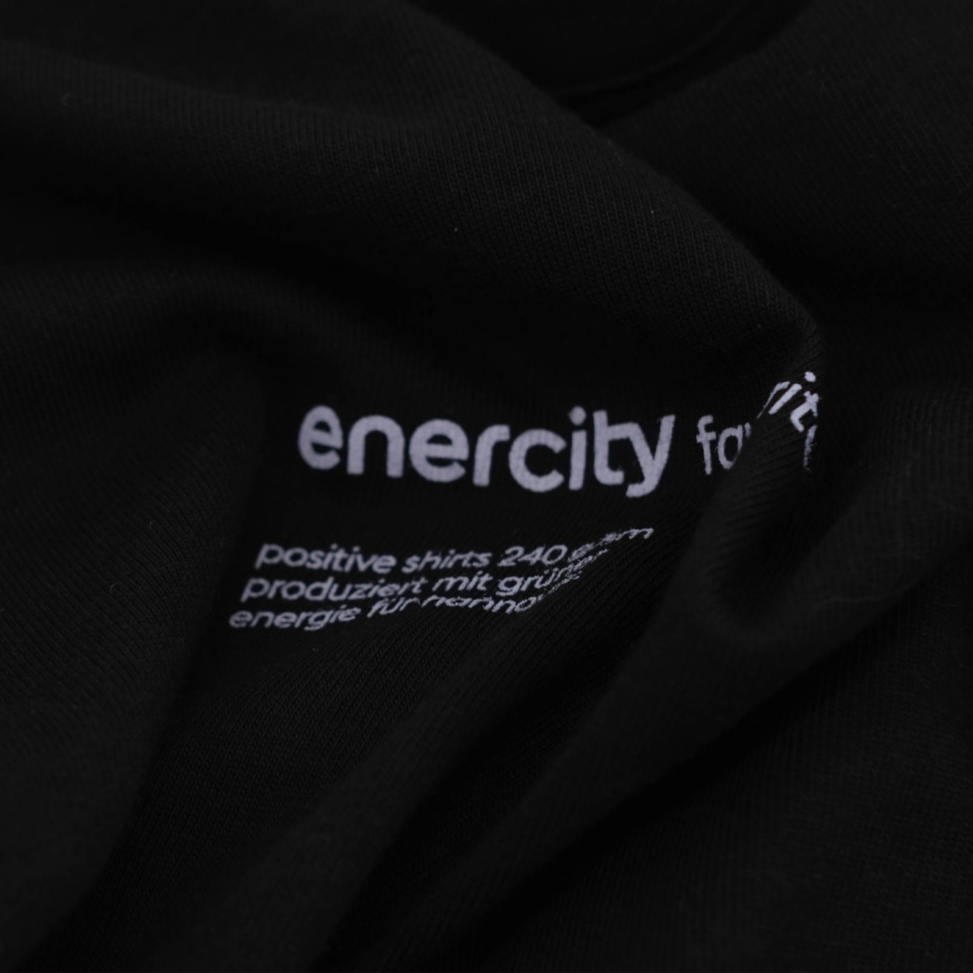Gedrucktes enercity-Label auf schwarzem Shirt – manomama