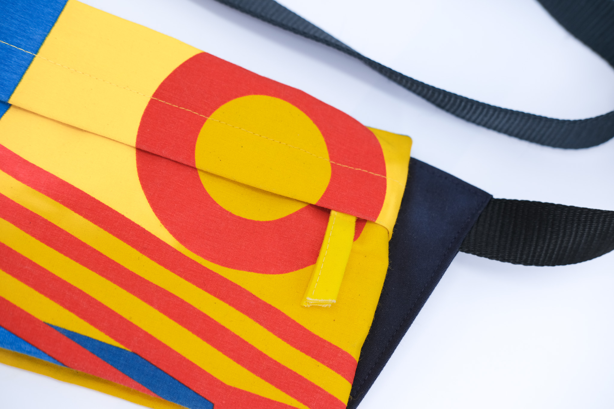 Bunte Crossbody-Bag mit rot-gelbem Kreismotiv – Einzelhandel, manomama