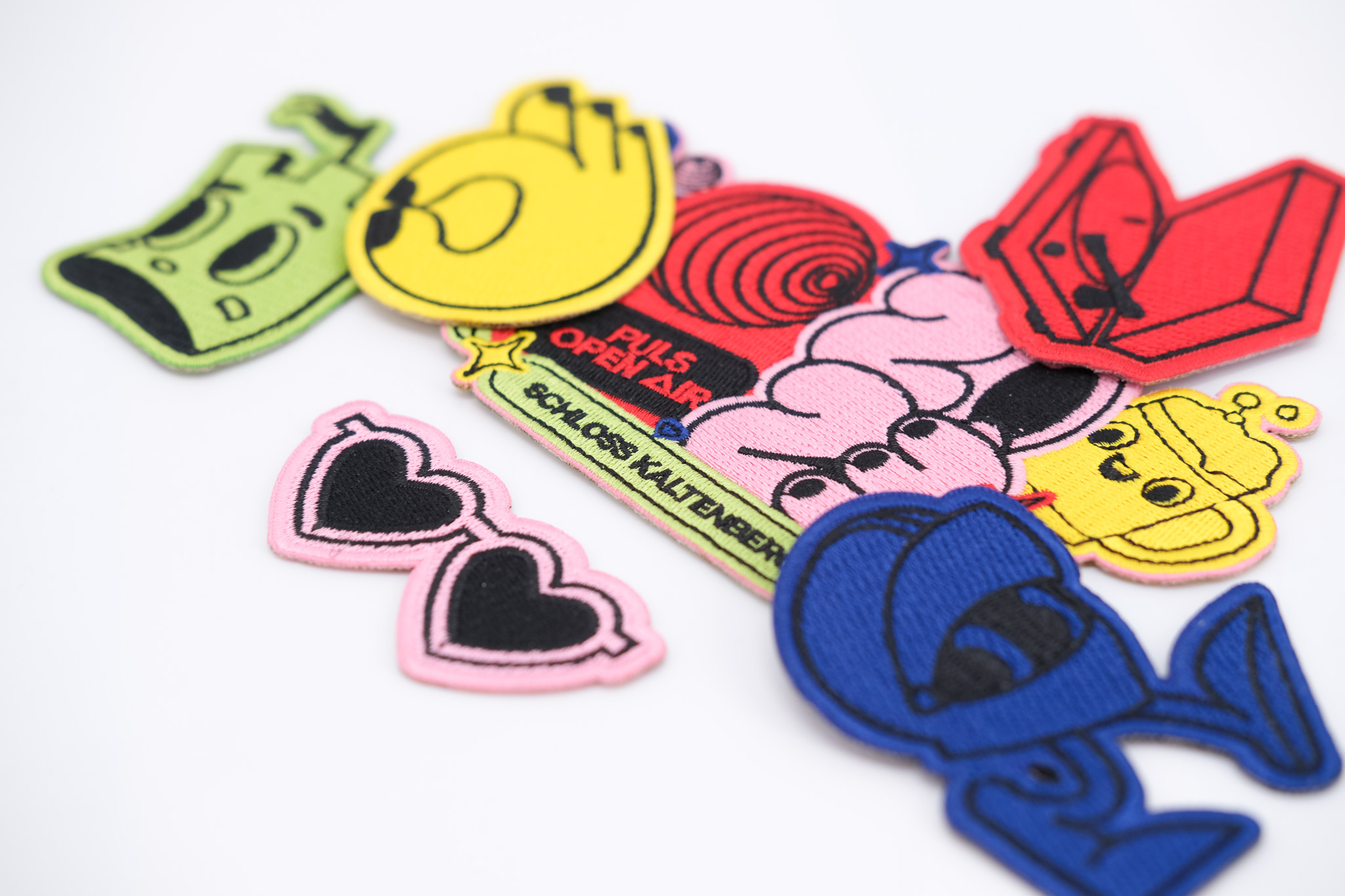 Bunte bestickte Bügelpatches mit verschiedenen Motiven – manomama