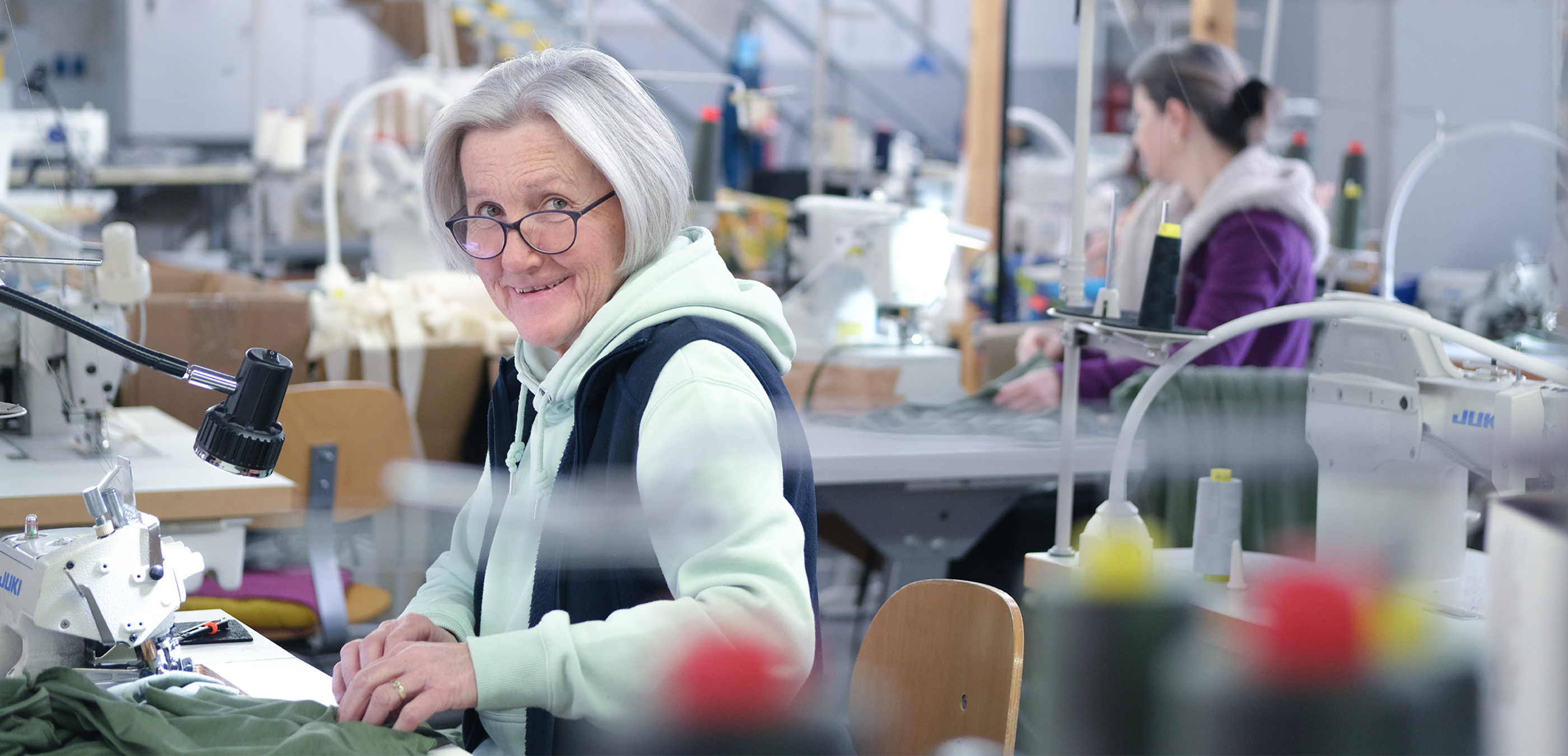 Näherin an der Nähmaschine in der manomama-Werkstatt Augsburg