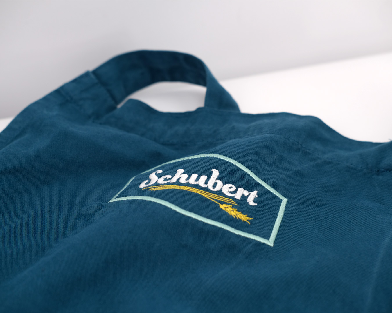 Latzschürze · bestickt · Bio-Bäckerei Schubert