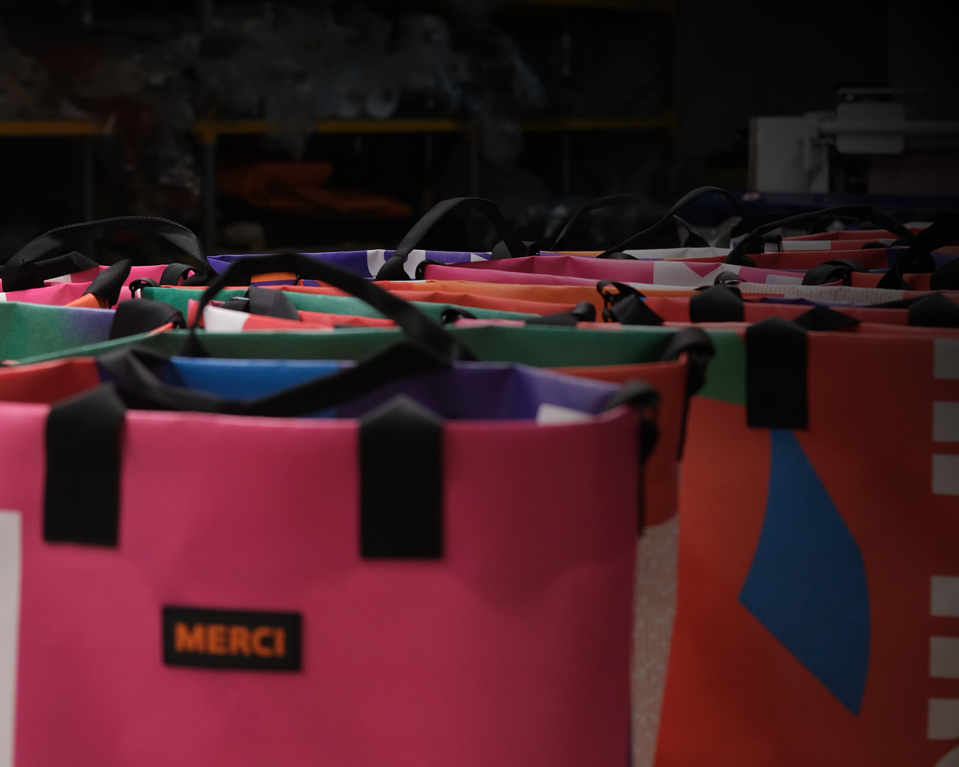 Bunte Upcycling-Shopper aus Außenplane in der Manufaktur Augsburg
