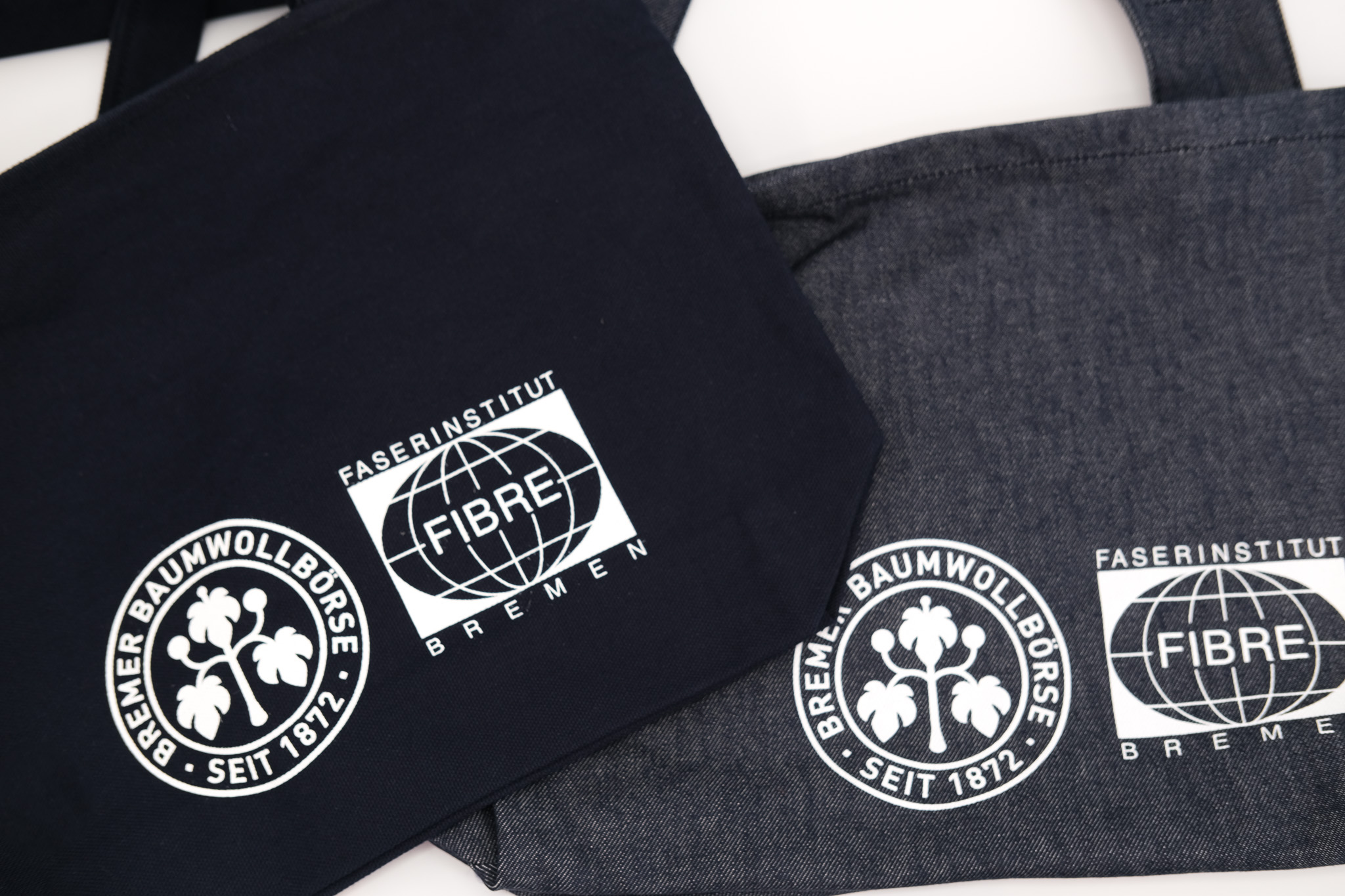Dunkle Tote-Bags mit Bremer Baumwollbörse- und Faserinstitut-Print – manomama