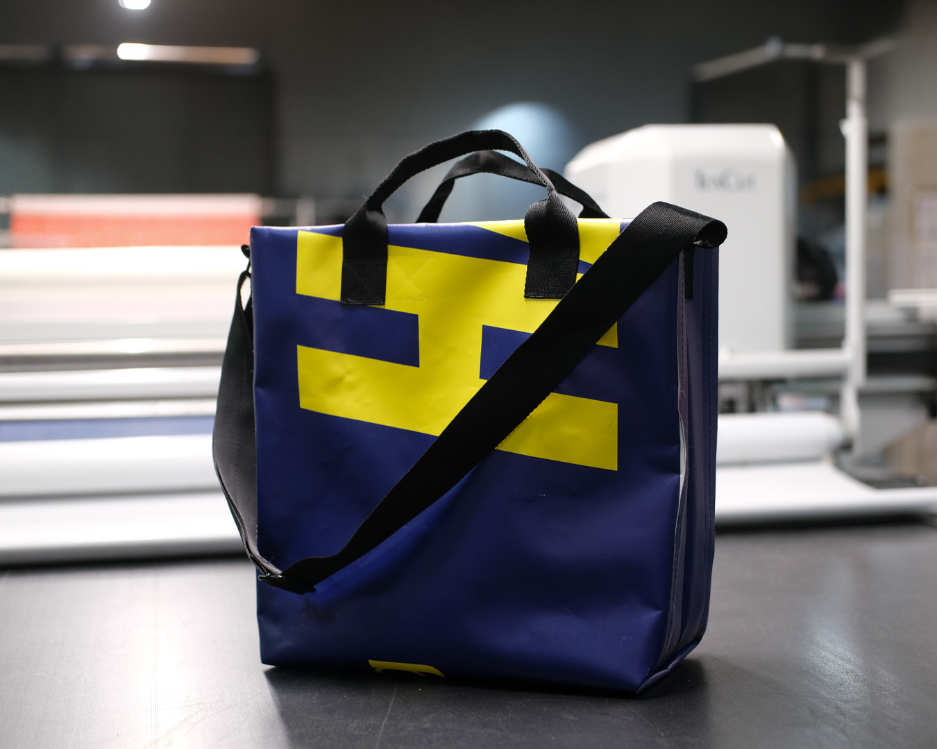 Aus Messerückwand genähte blau-gelbe Tasche mit Trägern – manomama