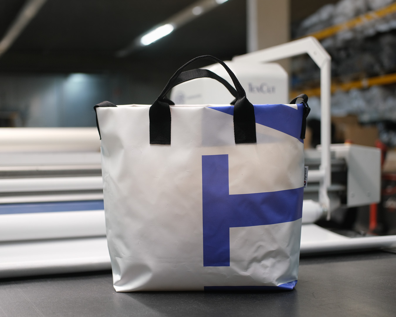 Weiß-blaue Tasche aus Messerückwand, in der Manufaktur Augsburg genäht – manomama