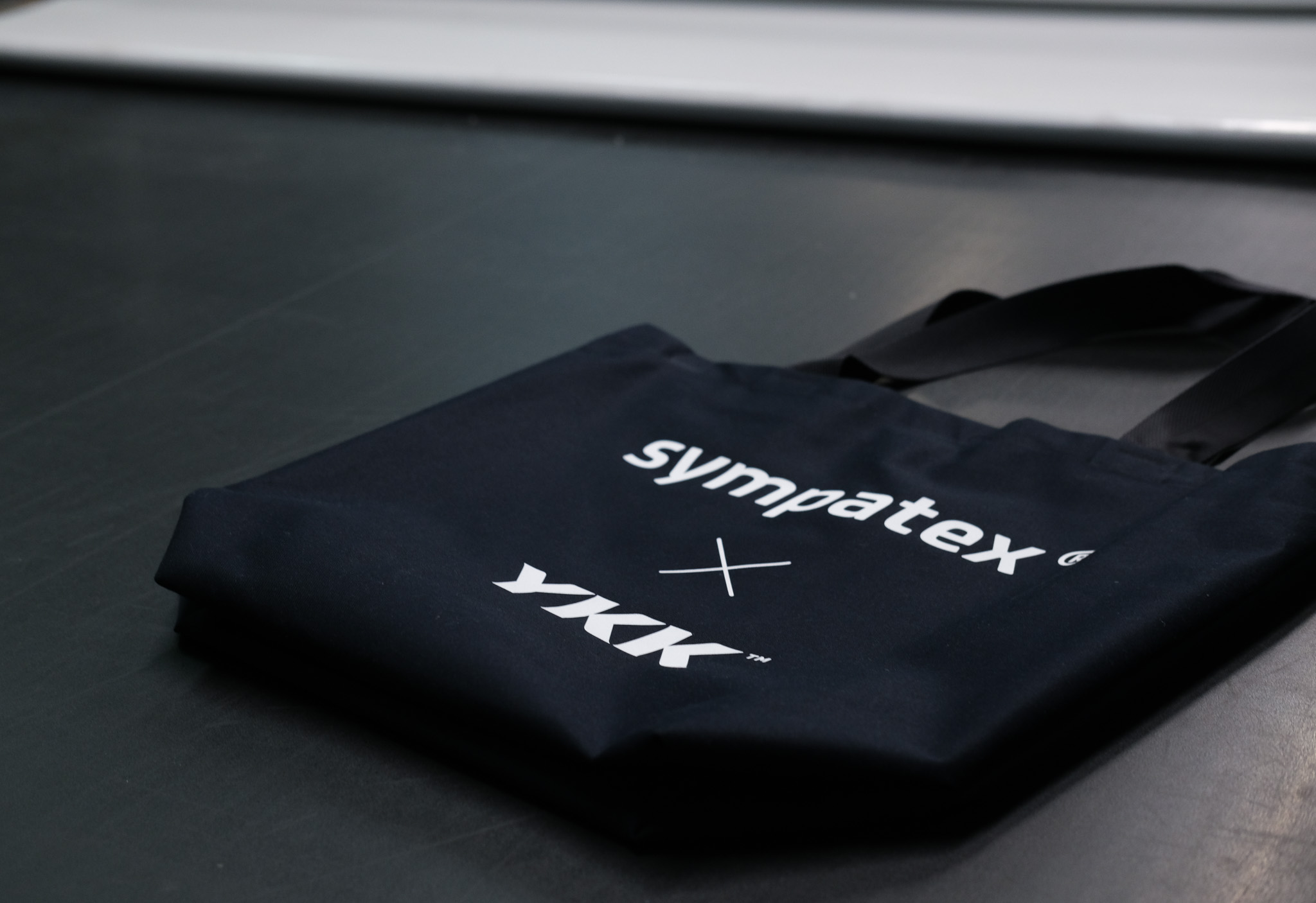 Dunkle Sympatex × YKK Tote-Tasche aus Reststoff – manomama
