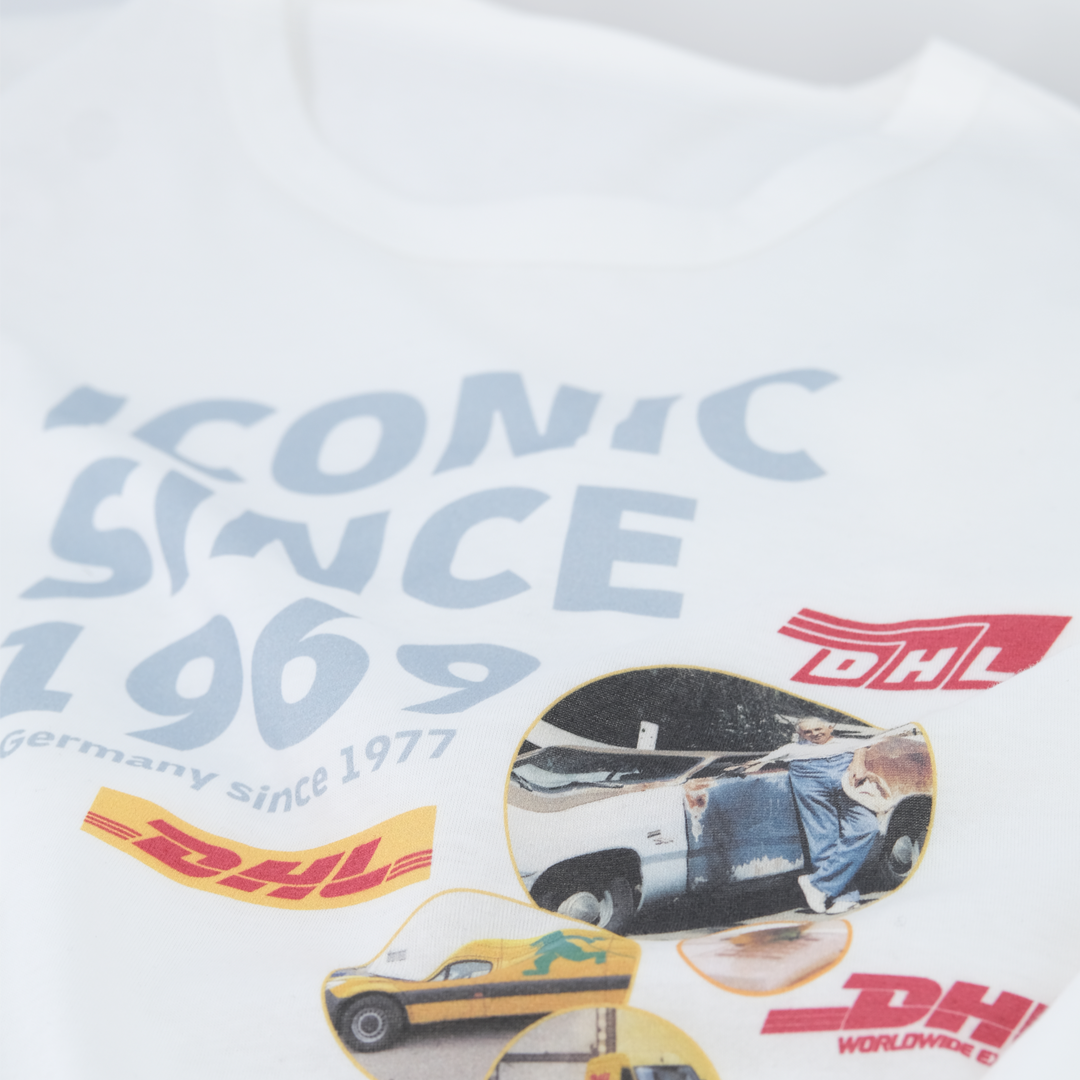 Fotorealistischer Digitaldruck auf weißem Shirt – DHL Iconic-Since-1969-Motiv, manomama